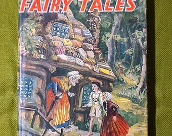 Może przedstawiać: Stara książka w twardej oprawie zatytułowana "Grimm's Fairy Tales". Okładka przedstawia kolorową ilustrację sceny z postaciami w tradycyjnych strojach, chatą i tłem leśnym. Tytuł jest w kolorze czerwono-białym.