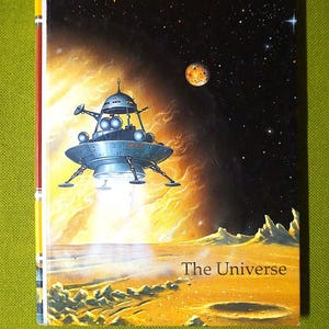 Könnte beinhalten: Buchcover mit einer Retro-Illustration eines Raumschiffs, das von einem Planeten startet. Der Hintergrund ist ein Sternenhimmel mit einem Planeten und dem Text "The Universe".