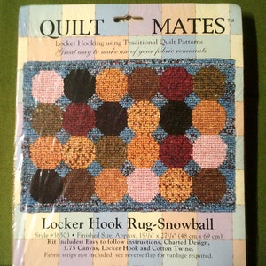 Könnte beinhalten: Eine Packung für ein Teppich-Häkelset namens "Locker Hook Rug-Snowball". Das Set enthält leicht verständliche Anweisungen, ein Diagrammdesign, 3,75 Canvas, einen Locker-Haken und Baumwollgarn. Die fertige Größe beträgt ca. 48 cm x 69 cm. Stoffstreifen sind nicht enthalten. Hergestellt in den USA von MCG Textiles.