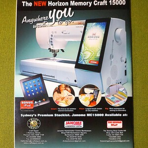 Puede incluir: Un anuncio de la m&aacute;quina de coser Janome Horizon Memory Craft 15000. La m&aacute;quina es blanca con una gran pantalla t&aacute;ctil. El anuncio incluye un iPad de bonificaci&oacute;n y detalles sobre las caracter&iacute;sticas de la m&aacute;quina y d&oacute;nde comprarla.