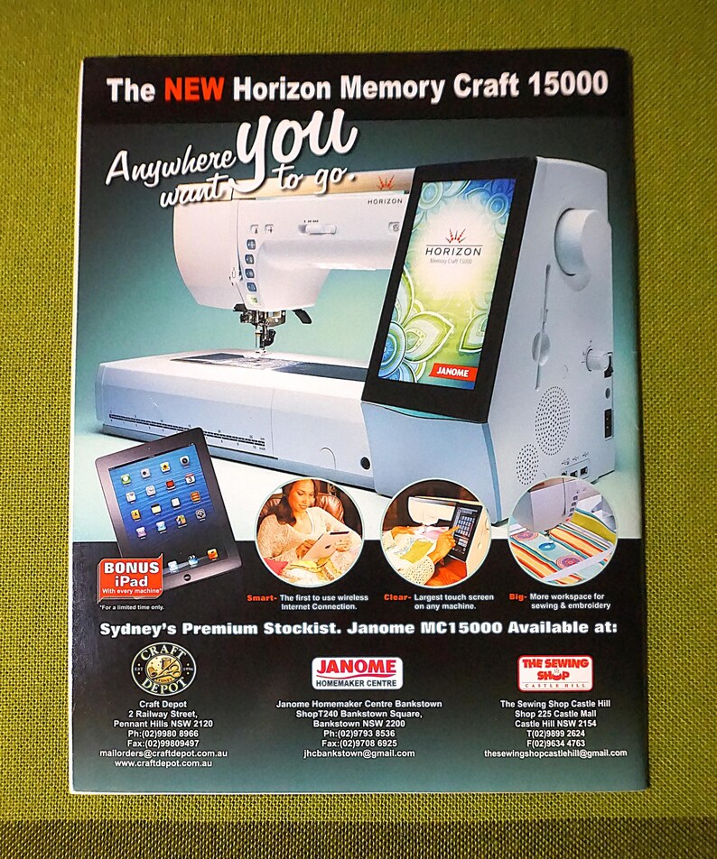 Puede incluir: Un anuncio de la m&aacute;quina de coser Janome Horizon Memory Craft 15000. La m&aacute;quina es blanca con una gran pantalla t&aacute;ctil. El anuncio incluye un iPad de bonificaci&oacute;n y detalles sobre las caracter&iacute;sticas de la m&aacute;quina y d&oacute;nde comprarla.