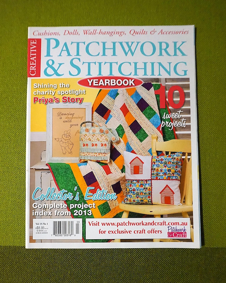 Puede incluir: Una portada de revista "Creative Patchwork & Stitching Yearbook" con coloridas colchas de retazos, cojines y bordados. La portada destaca "10 sweet projects" y "Priya's Story". Es una edici&oacute;n de coleccionista con un &iacute;ndice de proyectos de 2013.