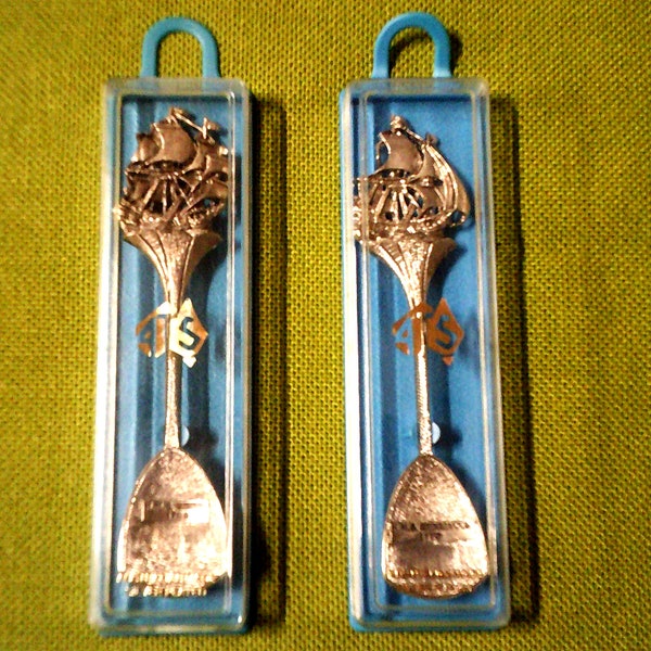 H.M.S. Sirio y H.M.S. Endeavour - Dos cucharas de coleccionistas de barcos - Cucharas de coleccionista vintage - Plata plateada de fabricación australiana
