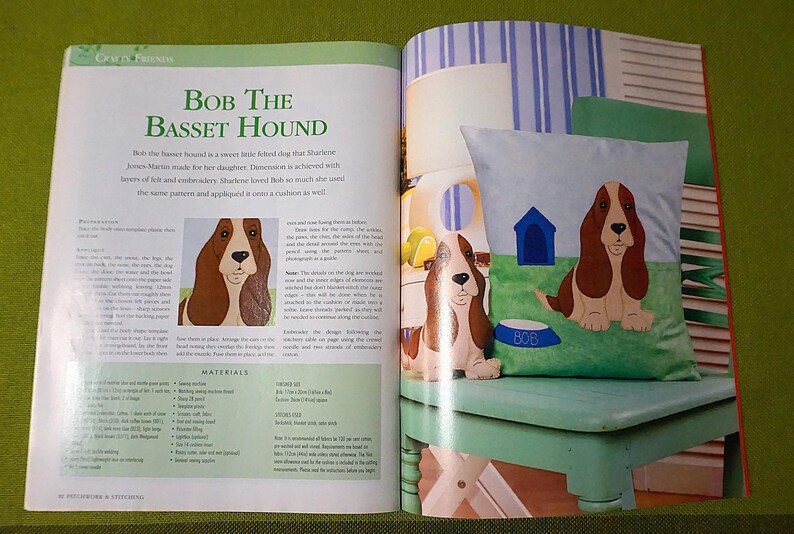 Puede incluir: Una p&aacute;gina de revista con el t&iacute;tulo "BOB THE BASSET HOUND". Presenta un coj&iacute;n con un dise&ntilde;o de Basset Hound, una caseta para perros y un cuenco para comida en un banco verde. El perro es marr&oacute;n y blanco. El texto incluye la palabra "MATERIALES".