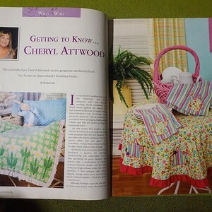 Puede incluir: Una p&aacute;gina de revista con un tema de decoraci&oacute;n del hogar. Una p&aacute;gina muestra un edred&oacute;n con un dise&ntilde;o de cactus y flores. La otra p&aacute;gina muestra una mesa con un mantel floral, servilletas a rayas y una cesta rosa.