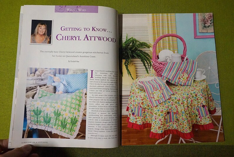 Puede incluir: Una p&aacute;gina de revista con un tema de decoraci&oacute;n del hogar. Una p&aacute;gina muestra un edred&oacute;n con un dise&ntilde;o de cactus y flores. La otra p&aacute;gina muestra una mesa con un mantel floral, servilletas a rayas y una cesta rosa.