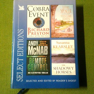 Könnte beinhalten: Ein blaues Buch mit einem weißen Vogel-Logo und dem Titel "Select Editions". Der Umschlag zeigt vier Bücher mit Titeln und Autoren: "Cobra Event" von Richard Preston, "Then Came Heaven" von Lavyrle Spencer, "Remote Control" von Andy McNab und "The Shadowy Horses" von Susanna Kearsley.