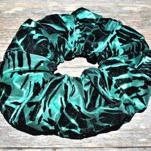 Scrunchie de velours vert métallisé et noir - tissu vintage - taille généreuse - Élastique de grands cheveux
