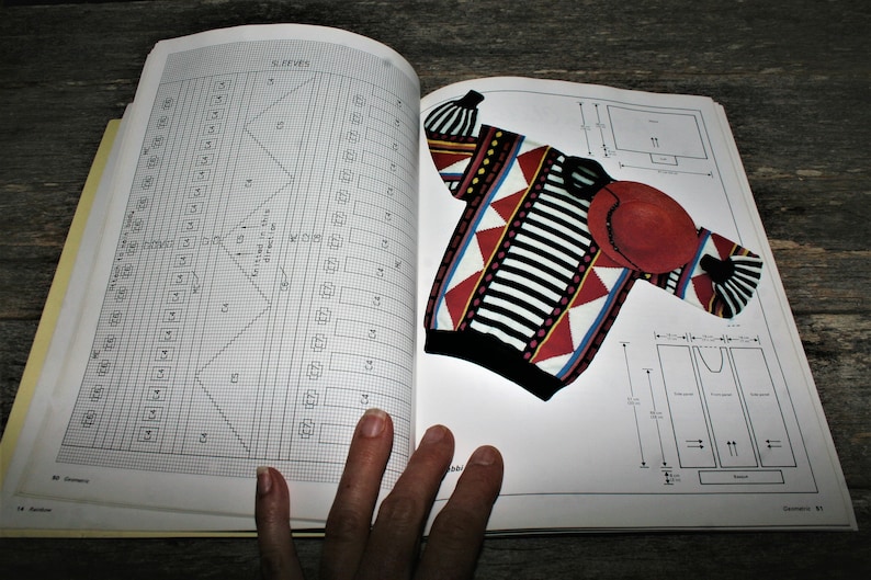 1986 Vintage Paperback Dorian Scott/'s Australian Designer Knits To Hand Knit Machine Knit And Crochet