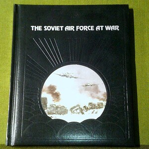 Könnte beinhalten: Ein schwarzes Hardcover-Buch mit einem silbernen Titel "The Soviet Air Force at War". Der Umschlag zeigt eine kreisförmige Illustration eines Flugzeugs, das über einem Schlachtfeld fliegt.