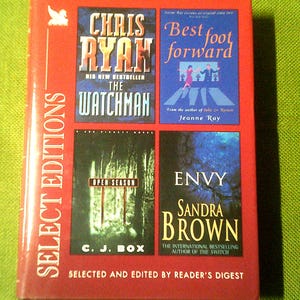 Op de afbeelding: Een rood boek met een witte rug en de titel "Select Editions". De omslag toont vier boekomslagen met titels waaronder "The Watchman", "Best Foot Forward", "Open Season" en "Envy".
