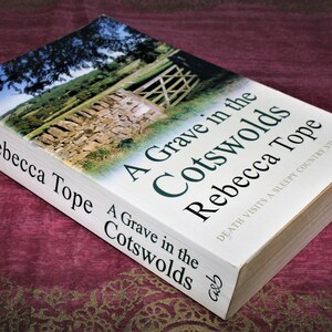 A Grave In The Cotswolds By Rebecca Tope - Pre-Loved Novel - Paperback