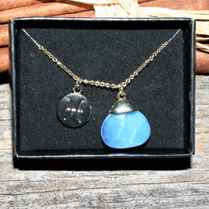 COLGANTE AVON Pisces Zodiac Charm - Goldtone con vidrio olasina - Nuevo y sin usar
