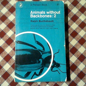 Puede incluir: Una cubierta de libro azul con el título "Animals without Backbones: 2" de Ralph Buchsbaum. La cubierta presenta una imagen de cerca de un escarabajo.