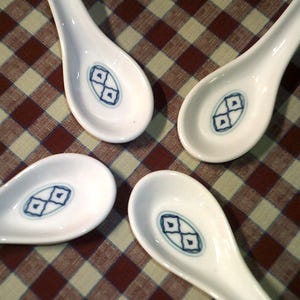 Colheres de sopa de porcelana chinesa - Conjunto de quatro colheres chinesas vintage - Colheres vintage - Conjunto de colheres para presente