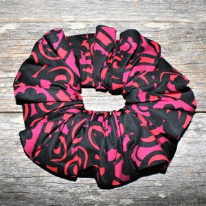 Scrunchie rosa negro, rojo y caliente - tamaño generoso - elástico para el cabello