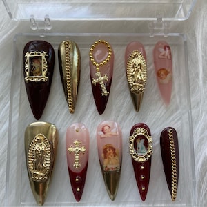 Uñas postizas largas de aguja, uñas de ángel doradas pintadas a mano, uñas con dijes de cruz, uñas rojas, 10 piezas