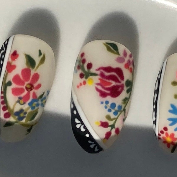 Round fake nails hand painted with flowers, Russian inspired theme pattern nails, spring nails, matte nails, 10 pcs