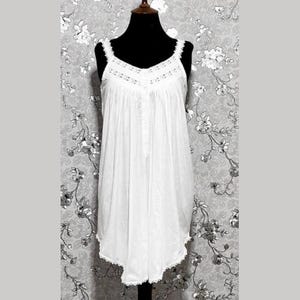 Peut inclure: Une chemise de nuit en coton blanc avec des bordures en dentelle et un devant boutonn&eacute;.