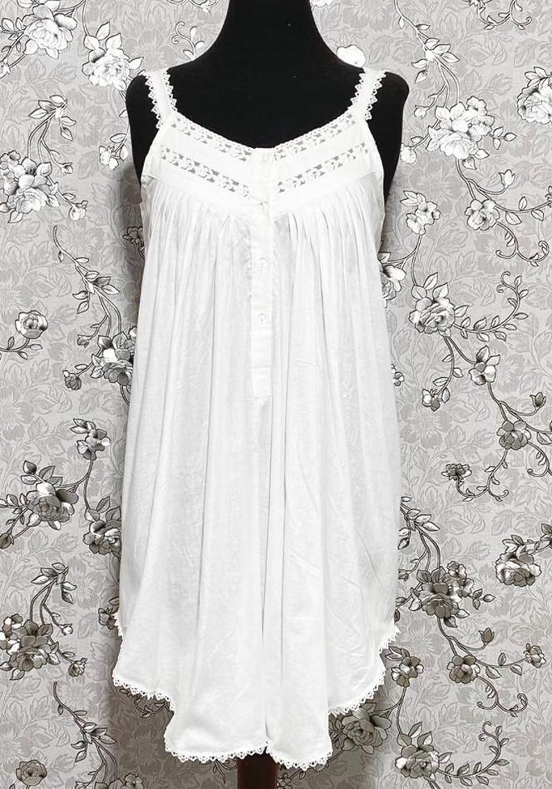 Peut inclure: Une chemise de nuit en coton blanc avec des bordures en dentelle et une fermeture &agrave; boutons.
