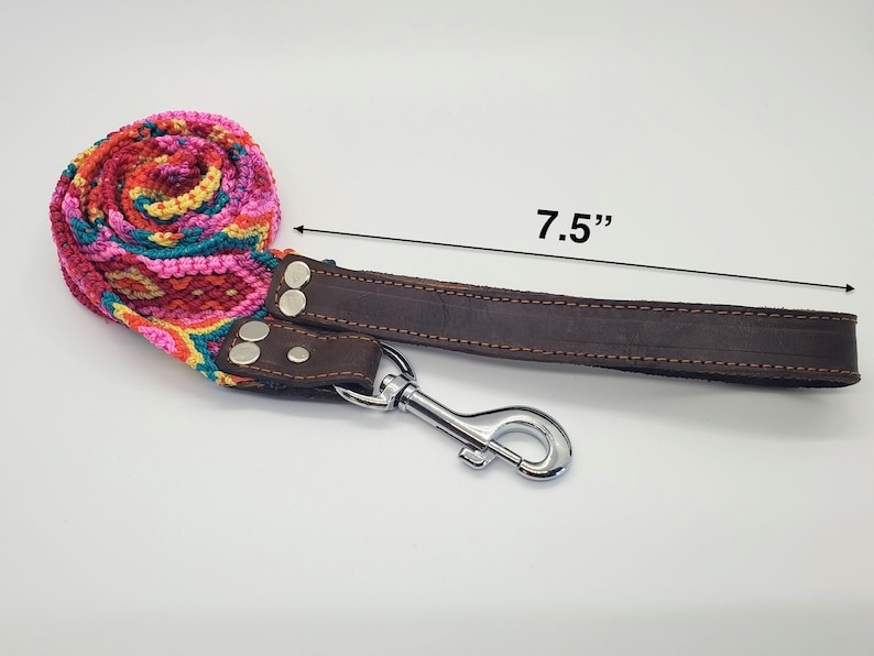 Op de afbeelding: Een kleurrijke geweven hondenriem met een bruin leren band en een zilveren haak. De riem is 7,5 inch lang.