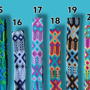 Op de afbeelding: Een set van tien kleurrijke geweven vriendschapsarmbanden met verschillende geometrische patronen. De armbanden zijn genummerd van 15 tot 20.