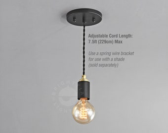 Puede incluir: Lámpara colgante negra con un cable negro y una bombilla dorada. El cable es ajustable hasta 7,5 pies (229 cm). El texto "Adjustable Cord Length: 7.5ft (229cm) Max" es visible en la imagen. El texto "Use a spring wire bracket for use with a shade (sold separately)" también es visible en la imagen.