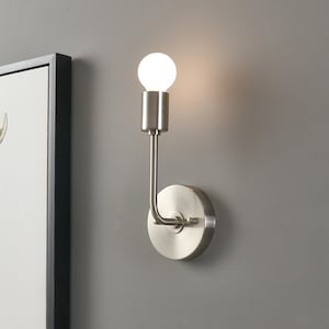Wandkandelaar met gebogen arm van geborsteld nikkel - wandlamp met zichtbare lampontwerp voor moderne woonkamer, keuken, badkamer en kantoor uit het midden van de eeuw