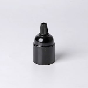 Puede incluir: Casquillo de bombilla de cerámica negro con parte superior roscada.