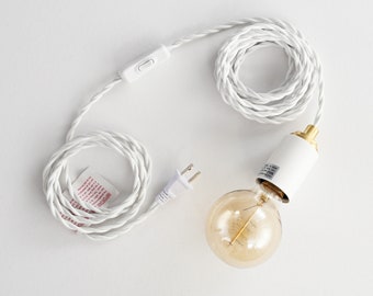 Luz de techo colgante Swag simple, enchufable, color blanco mate, con tapa dorada, iluminación de bombilla Edison expuesta minimalista moderna, cable de tela de 15 pies