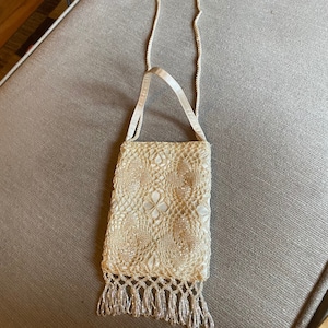 Vintage Abendtasche mit Makramee und Pailletten Overlay und Boden Quasten | Pursuits Ltd | Crossbody | Klein | Neutral Natürliche Creme Beige