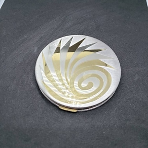 Compact de maquillage rond Pilcher ; ancien; Houppette; Plaqué or sur finition argentée ; Art Déco; Signé; Miroir