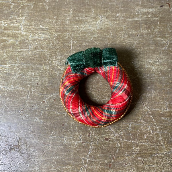 Avon Vintage Holiday Wreath Pin | Plaid Fabric Brooch | Holiday Christmas Costume Jewelry | 1984