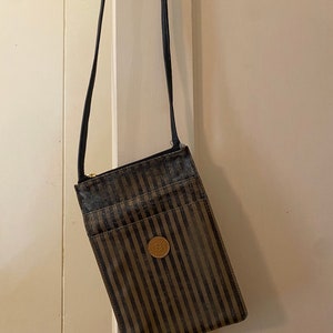 Authentique sac à bandoulière vintage Fendi Penguin Stripe Crossbody ; Fabriqué en Italie