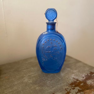 Decanter per whisky Ezra Brooks in vetro blu vintage / Bottiglia di liquore antica / Mai arrendersi / Aquila