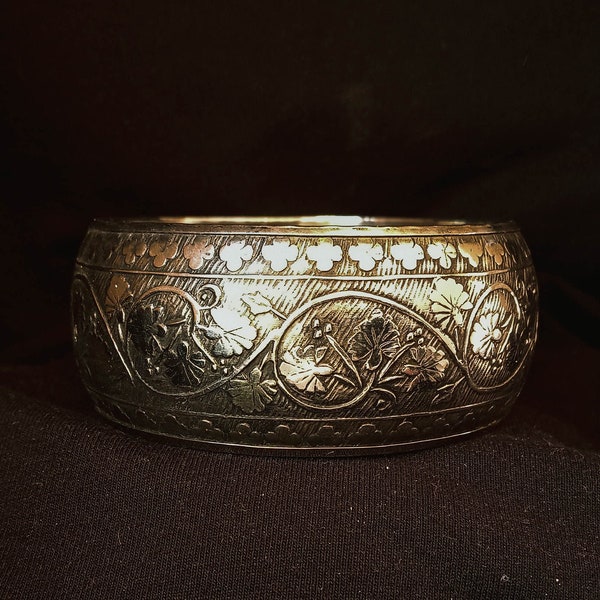 Magnifique bracelet large argenté - motifs floraux