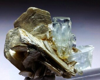 Natürliche Aquamarinkristalle verbinden sich mit Muskovit - Nagar Pakistan