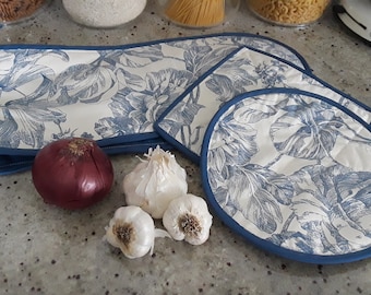 Diseño floral, soporte de olla con respaldo de mezclilla/conjunto de guantes de horno que se duplican como trivets.