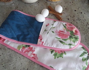 Diseño floral rosa, soporte de olla con respaldo de mezclilla / juego de guantes de horno que funcionan como trivets.