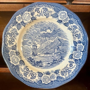 Vintage Royal Warwick “Lochs of Scotland” Loch Oich blue transferware dinner plate