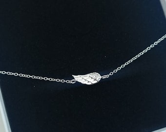 Angel wing bracelet in sterling silver, guardian angel bracelet as gift for loss of mother, sympathy gift, delicate and dainty bracelet
