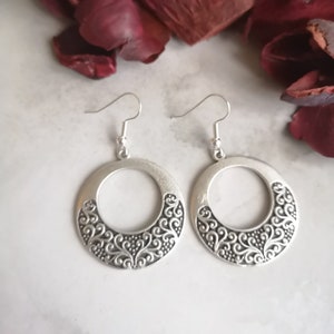 Silver boho dangle earrings, floral circle dangling earrings, drop earrings, bohemian earrings for women, boho earrings, geometric earrings