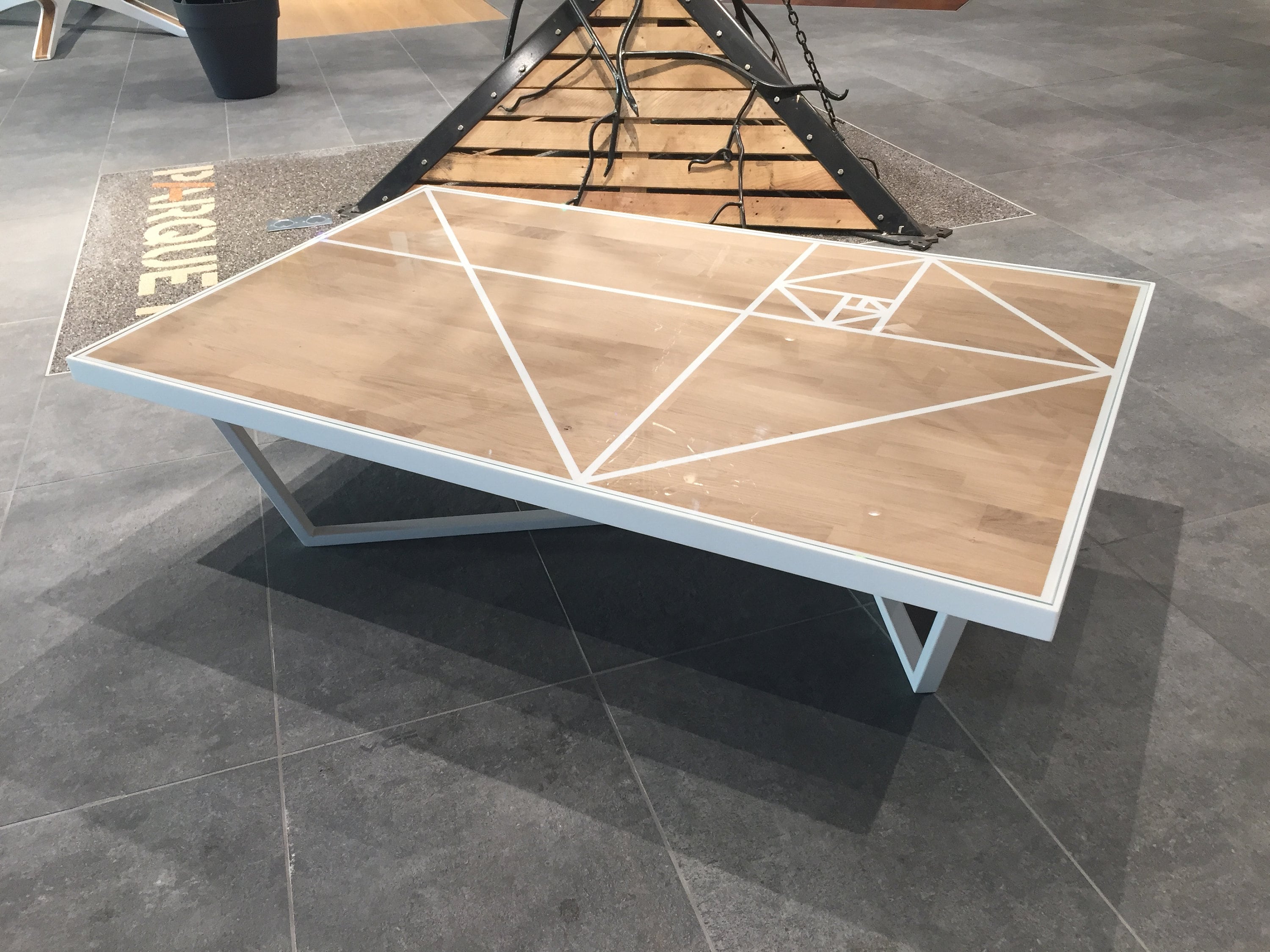 Table Basse Contemporaine en Corian et Bois de Chêne Massif