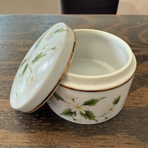 Lefton Vintage 1975 hand painted daisy trinket box