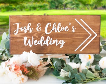 Insegna di direzione del matrimonio in legno incisa personalizzata - 50 x 22 x 2 cm - segno di nozze da tavolo superiore, matrimonio rustico, segno di nozze rustico