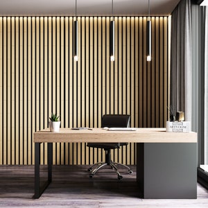 以下が含まれることがあります： 木製のデスクと黒いオフィスチェアのあるモダンなホームオフィス。デスクは黒い金属フレームと木製の天板。天井から3つの黒いペンダントライトが下がっている。デスクの後ろの壁は木製の羽根板でできている。