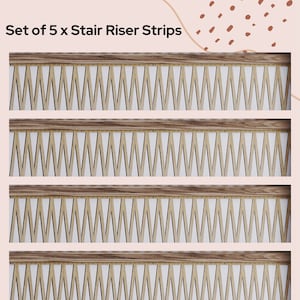 Op de afbeelding: Set van vijf houten traptrede-strips met een geometrisch patroon. Elke strip heeft een bruine houten bovenkant en een witte achtergrond met een herhalend chevron-patroon.
