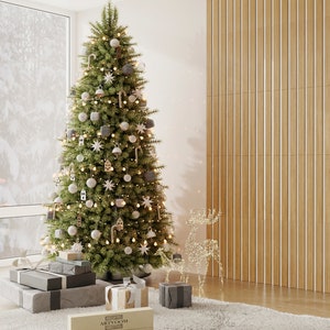 Könnte beinhalten: Ein geschmückter Weihnachtsbaum mit weißen und grauen Ornamenten, einer Lichterkette und einem Zuckerstangen. Unter dem Baum liegen verpackte Geschenke, eine Rentierfigur und eine Holzkiste mit dem Text "ARTVOOM" und "Artvoom.com".