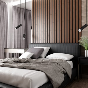 Puede incluir: Una cama con un cabecero de listones de madera, un marco de cuero negro, una manta gris y blanca y dos almohadas.