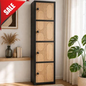 Può includere: Mobile alto nero a quattro ante con pannelli in legno chiaro con scanalature verticali e ovali. Ogni anta ha un pomello rotondo nero. Uno striscione rosso nell'angolo in alto a sinistra recita "SALE".
